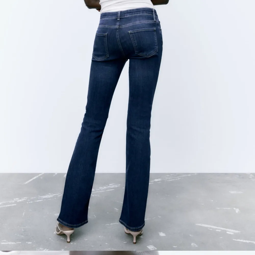Säljer dessa slutsålda zara jeansen. Heter Jeans ZW the low Rise bootcut💗 Storlek 32.. Jeans & Byxor.