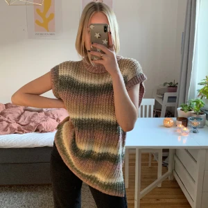 Stickad väst  - Superfin overisize stickad väst i storlek XS/S. Från Moa Mattsons tidigare kollektion med nakd.💕 