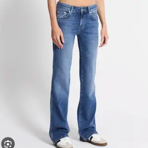 Jeans från lager157, storlek M men passar folk som har S skulle jag tro för dem är för små för mig. Jag är 175 och dem är lite korta på mig. Aldrig använda och ordinariepris 400kr men jag säljer dem för 250kr. Pris kan diskuteras☺️☺️