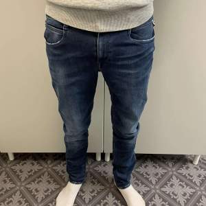 Feta marinblåa jeans med snygg tvätt från Replay. Modellen är Wallys(sitter som slim) och i storlek 16y men sitter som 30/32! I nyskick knappt använda, skriv för fler funderingar och bilder!