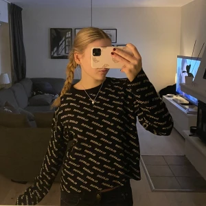 Stickad tröja - Säljer denna stickade tröja som det står ”Classic” på. Inga tecken på användning! Kom privat för frågor! 💘