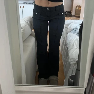 Populära hm jeans! - Säljer dessa populära hm jeansen. Köpt här på Plick men endast provade och i superfint skick! Skriv för fler bilder. 