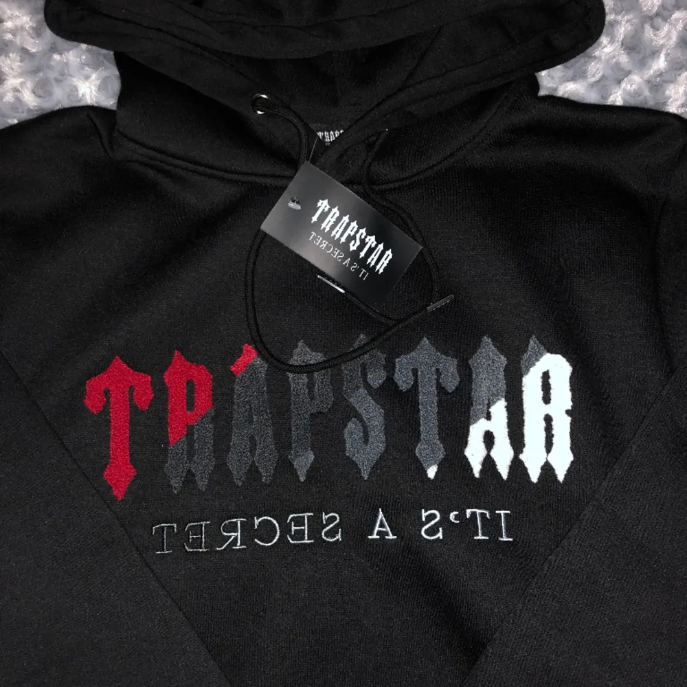 Helt oanvänd Trapstar hoodie som jag vill sälja pågrund av fel färg. Den är i riktig bra kvalitet och passar med vad som helst. Säljer för 650 men pris kan diskuteras. Byxor kan köpas också.. Hoodies.