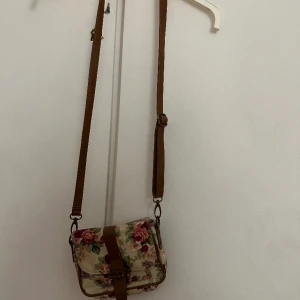 Blomming väska  - En gammal väska  Använd ett par gånger 