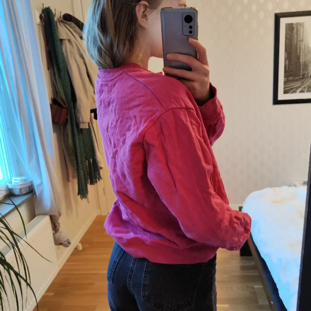 Supersnygg rosa sweatshirt från Röhnisch i storlek S, ribbed innermaterial☺️ Inte använd mycket, så fortfarande i jättebra skick! Pris kan diskuteras . Hoodies.