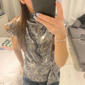 Fest topp - Cool fest topp som tyvärr inte kommer till användning💗 aldrig använd och lappen kvar, köptes på Zara för 379kr