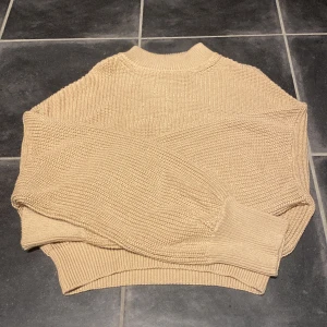 Vanlig beige stickad tröja  - Bra skick knappt använd, skriv för fler bilder 