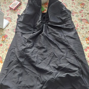 SVART BADKLÄNNING: 52/54 - SVART BADKLÄNNING  MED LÅNG MODELL TILL KNÄN Storlek: 52/54 Ellos