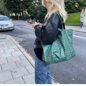 Zara skinnjacka - Säljer min skinnjacka/ bomberjacka från zara. Använd 3 gånger och därför i nyskick🙌🏼🩷