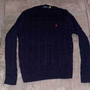 Polo stickad tröja - Stickad Polo tröja säljes i mycket bra skick. Använd några gånger. Annars mycket bra skick. Nypris=1200 denna säljs för 349kr då den är för stor för mig!