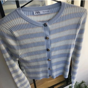 Zara kofta - Hej! Säljer denna randiga kofta från Zara(sista bilden är lånad). Den är liten i storlek så den sitter som en xs-s. Inga defekter skriv om du har frågor🩷