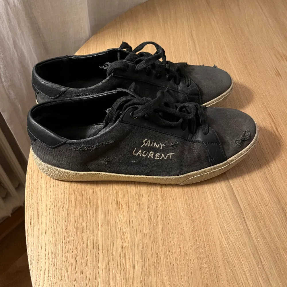 Tjena! Säljer mina svarta sneakers från YSL. Skorna är i fint skick och storleken är 42,5. Hålen är givetvis en del av designen;) Hör gärna av er om ni vill ha fler bilder eller och är intresserade 👑. Skor.