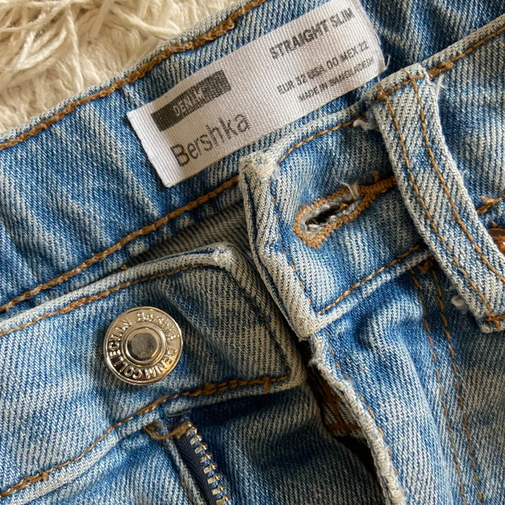 Ljusblåa jeans från bershka, i modellen straight slim, storlek 32. Innerbenslängden är 80cm.. Jeans & Byxor.