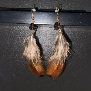 Örhängen - Fjärderörhängen, med ädelstenen Smoky Quartz (negativity release, clearance, mood-lifting)✨ Medföljer plastplupp