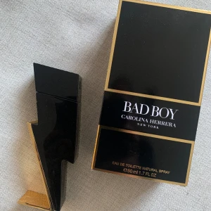 Bad Boy Caroline Herrera EdT - Nyköpt och oanvänd Caroline Herrera Bad Boy. Eau de toilette 50 ml. 