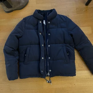 Lee jacka i strl XS  - Nytt stick.  Lee Pufferjacka Short Puffer, mörkblå 
