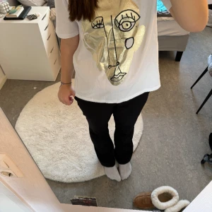 T shirt  - Jätte snygg t shirt som är köpt på zara! Aldrig använd. Nypris: 199
