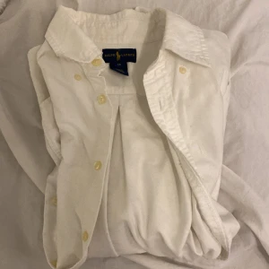 Skjorta - Inte använd och inga fläckar. Pris går alltid att diskuteras. Den är ganska stor i storleken skulle jag ändå säga