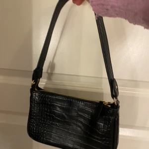 Hand väska  - Säljer denna handväska från Kappahl som inte kommer till användning. Bra skick använd två - the gånger 