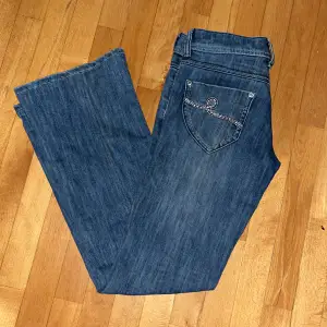 Bootcut jeans med fina bakfickor Bra skick