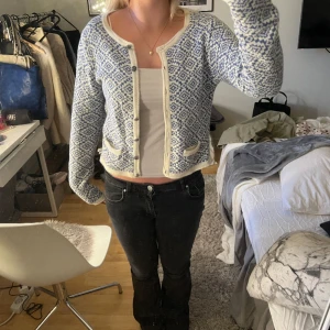 Kofta i mönster - Jätte fin kofta ifrån pisces, ljus blå med mönster och silver knappar💞