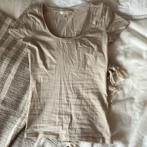 Topp - En beige topp med urringad hals💗Använd fåtal gånger⭐️