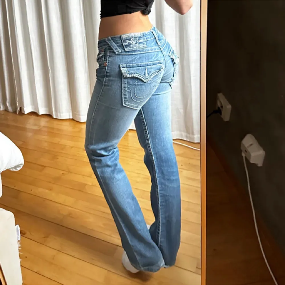 Jättefina true religion jeans, midjemått 37cm, innerben 84cm. Obs, dragkedjan är sönder men inget som syns o en knapp är borta.. Jeans & Byxor.
