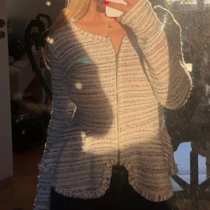 Kofta - Stickad kofta med fina färg detaljer, superfin till våren. 