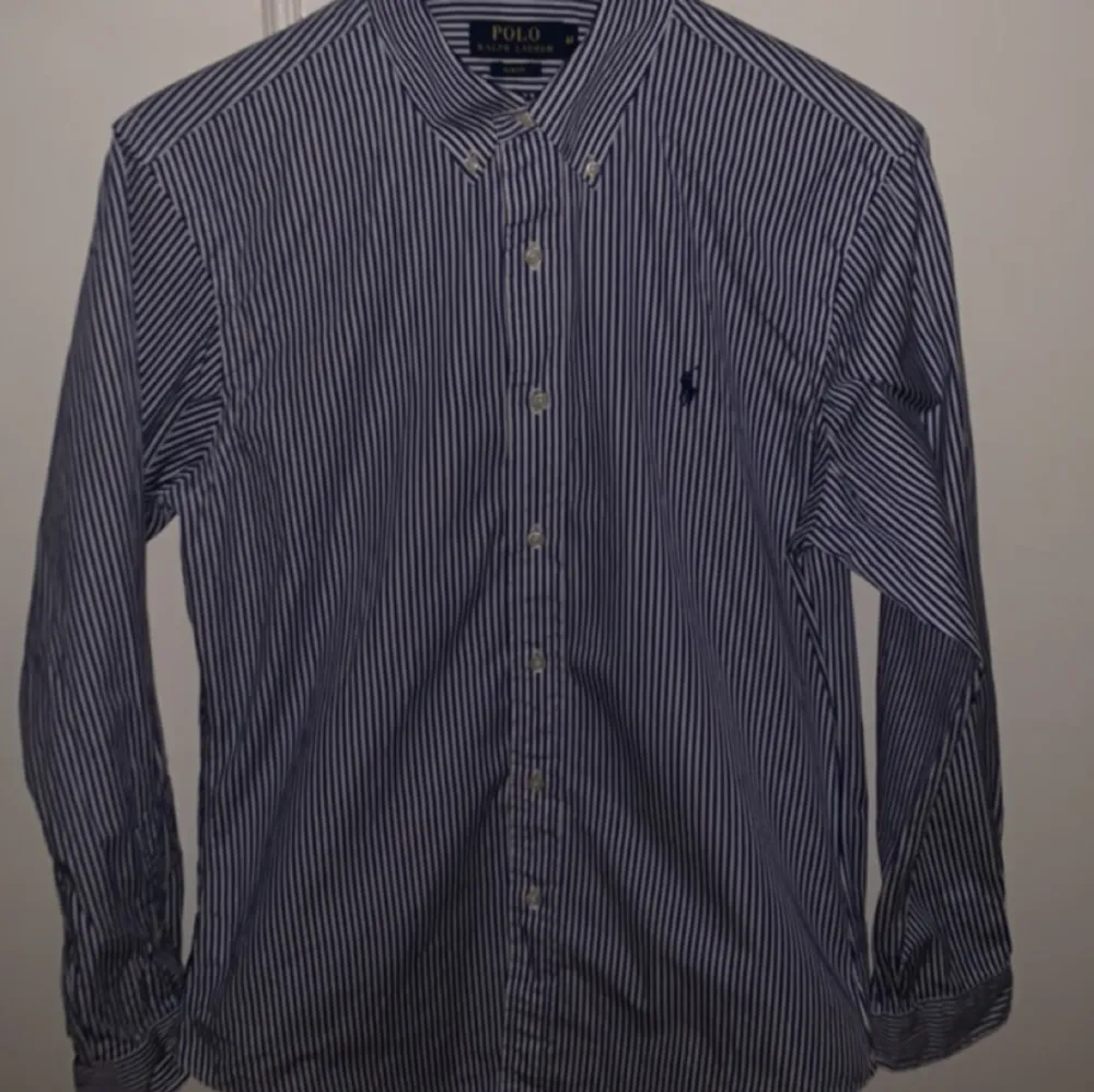 Jättesnygg Ralph Lauren skjorta i storlek M perfekt inför sommaren. Har bara använts ca 2 gånger skick 10/10. . Skjortor.