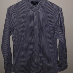 Jättesnygg Ralph Lauren skjorta i storlek M perfekt inför sommaren. Har bara använts ca 2 gånger skick 10/10. 