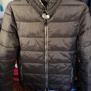 Armani Exchange  - Armani Exchange Damjacka  Använd fåtal gånger  Strl XS Kan mötas upp  Kan skickas mot porto och emballage kostnad