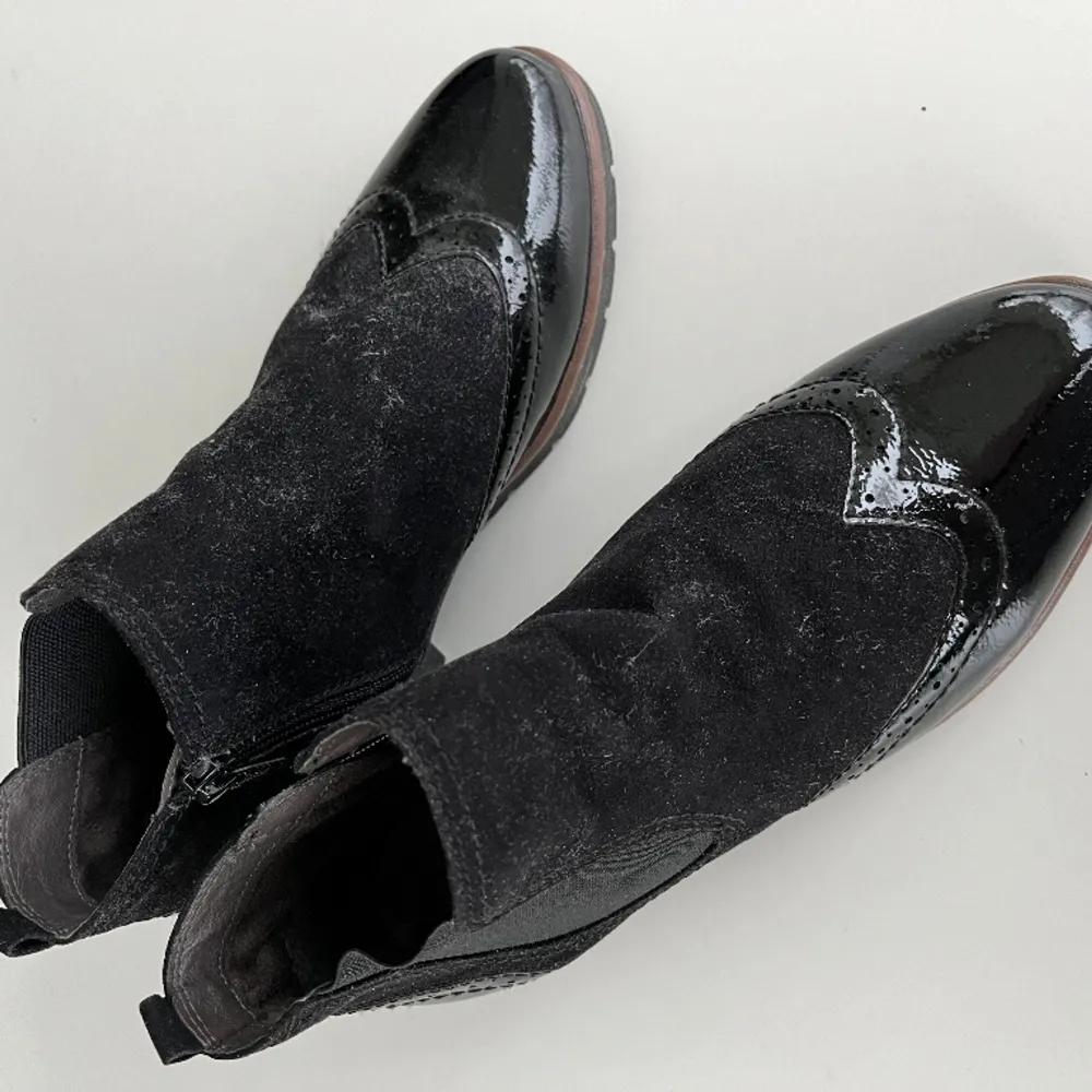 Svarta skor från märket Jana. Helt oanvända i jättefint skick🌼 Kan mötas upp i sthlm, annars står köparen för frakten!. Skor.