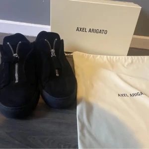 Arigato skor - Hej! Säljer dessa eftertraktade Arigato-skor, som inte tillverkas längre, för endast 1000 kr. Jättebra skick (9/10), storlek 41 men passar 42 också, komplett med box🔥