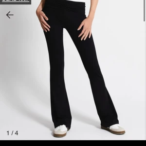 Yoga pants - Säljer mina jättefina yoga pants då de inte kommer till användning. Använda fåtal gånger men lite slitet precis längst ner i hälen då de är aningen för långa för mig som är 168cm💗 stora i storleken så mer som S