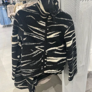 Teddy jacka Hm - Den super trendiga Teddy jackan fast i svart vitt mönster. Super fin och skön, i ny skick och pris kan diskuteras💖