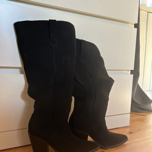 Klackstövlar  - Superfina klackar i bra skick  Helt nya  Endast testat 1 gång 