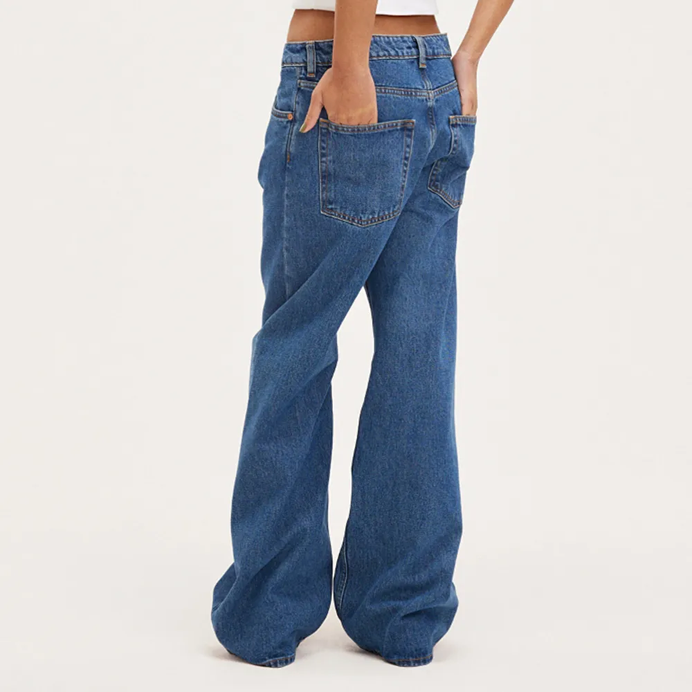 Naoki low waist jeans, den är baggy och lite mer mörkare än på bilden, använd enstaka gång, priset kan ändras, +frakt❤️‍🔥. Jeans & Byxor.