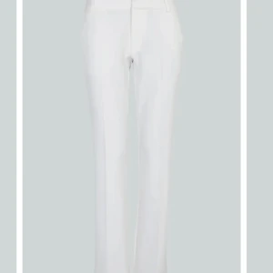 lågmidjade kostymbyxor - vita låga kostymbyxor från bikbok använda max 1 gång och i nyskick nypris:500kr 