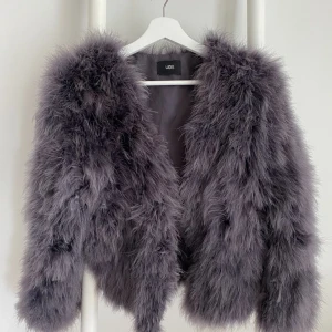 pälsjacka  - så snygg pälsjacka från wos, säljer en likadan i svart också (fråga om bild) fjädrar litegrann men kan lösas med hårspray ❤️storleken varierar då det inte står någon exakt men skulle säga 36, säljer båda för 300 och en för 150 