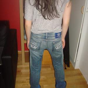 Sååååå snyggaaa Victoria beckham jeans med utsvängda ben och fet tvätt passar verkligen med allting. 🤍😍  Modellen är 165 cm och 54 kg