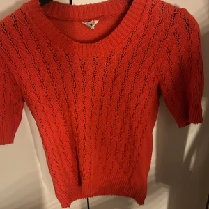 Tröja  - Säljer tröja stickad stl 42 passar mig som har s/xs orange/röd 50kr