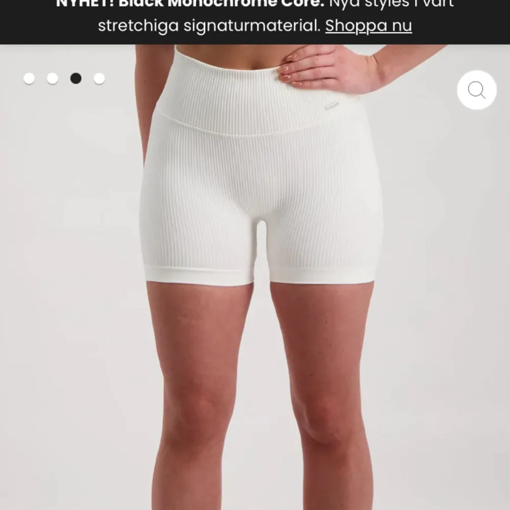 Vita ribbade amin shorts i storlek XS. Endast använda en gång.. Övrigt.