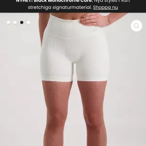 Vita ribbade amin shorts i storlek XS. Endast använda en gång.