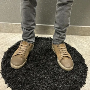 Lanvins beige - Tja säljer mina lanvhäns då jag vill köpa andra skor. De är använda i sparsamt skick men lite smutsiga (går att få bort utan problem) hör av dig vid fler bilder elöer annat!