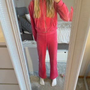 Rosa byxor och tröja - Jag säljer ett rosa kitt, Lite fläckar där bak. Det är i storlek 146. Väldigt mjuka.Det går att köpa bara tröja eller bara byxor. Pris för tröjan och byxorna är 80kr, bara tröjan är 30kr och bara byxorna är 35kr. Du står för frakt, det går att buda! 