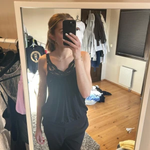 Svartglittrig topp - Säljer en sjukt fin festtopp men som inte kommer till användning så ofta längre. Skulle säga att den passar allt från S-L