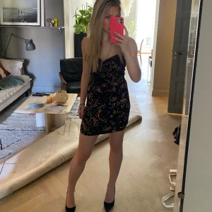 Klänning - Supergullig klänning som inte kommer till använding. Passar både på sommar och vinter med strumpbyxor💕