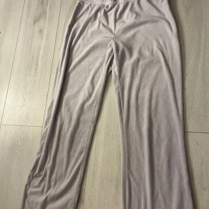 Mjukis byxor  - Jättesköna byxor som är extremt skön o ha på sig, ljusrosa i färgen. Ganska stretchiga och går ungefär mid-waist
