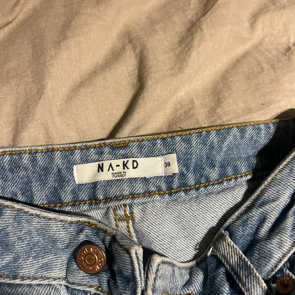 Högmidjade jeans med hål från bikbok. De är lite vida längst ner och är långa i passformen. Använda men i bra skick. Jeans & Byxor.