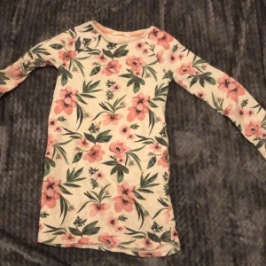 Klänning - Klänning med rosa blommor på 